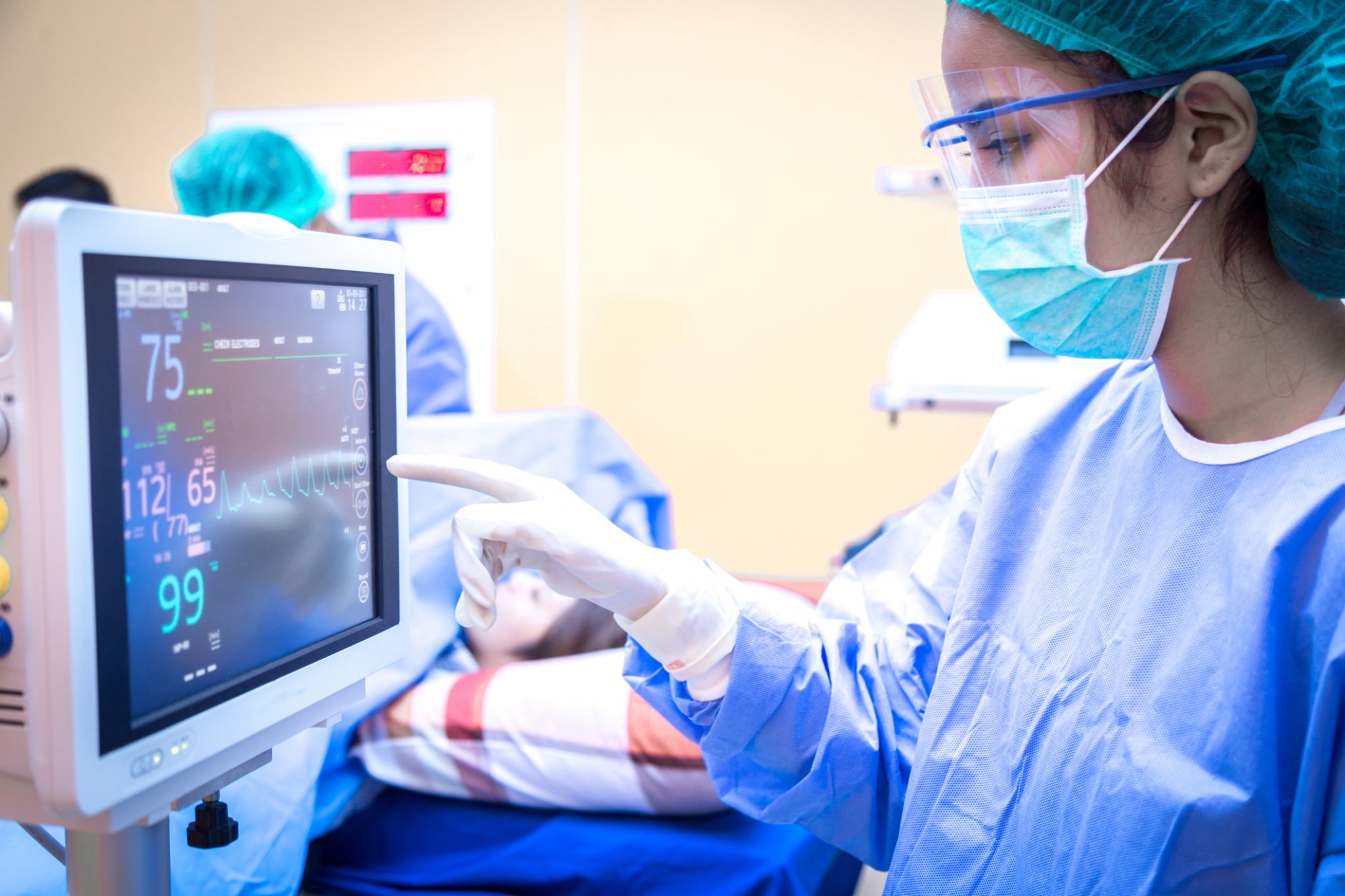Surgeon using monitor in operating room