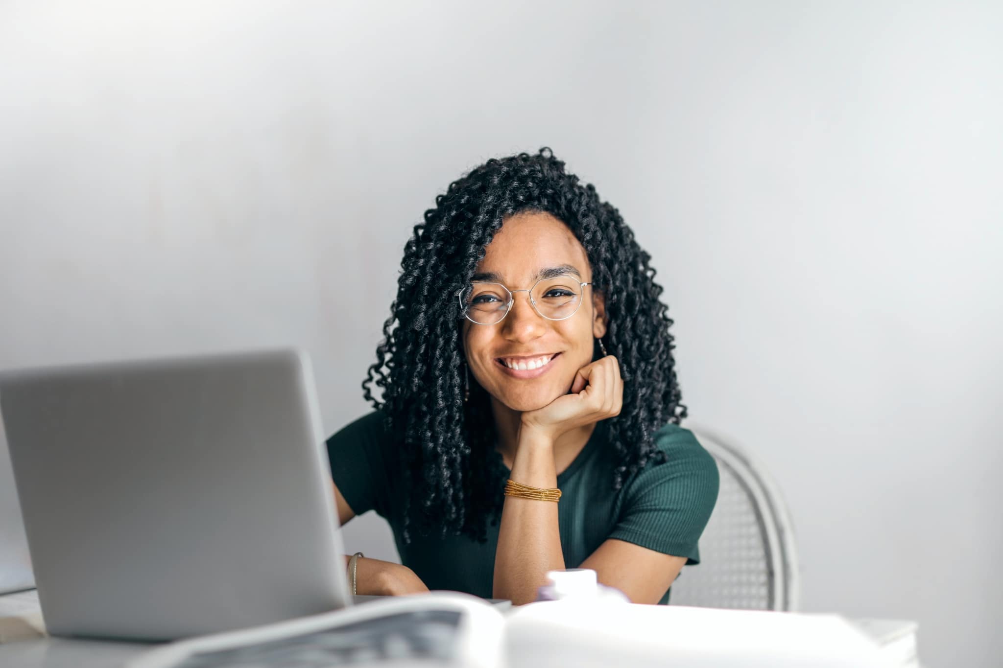 Smiling woman in front of a laptop